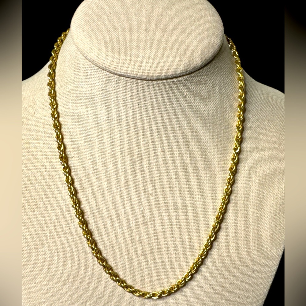 Simple Trifari 18” Goldtone Chain with round clasp. (F-Y)